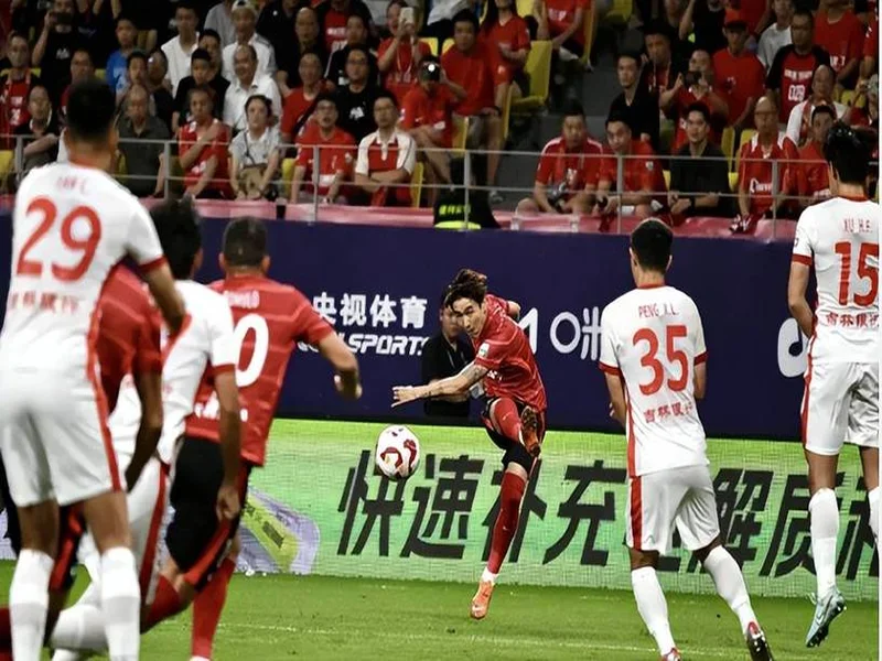 先赛5分领跑！蓉城4-0浙江8轮7胜1平 韦林顿传射费利佩韦世豪破门